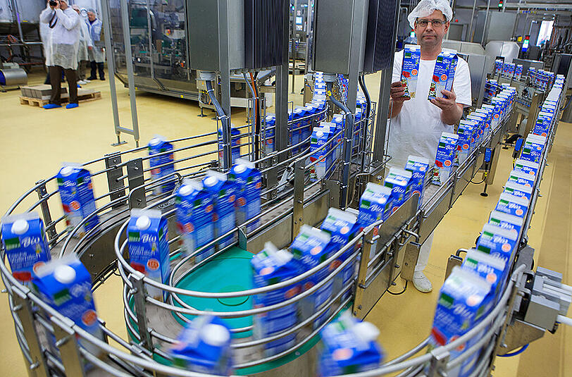 Der Einzelhandel wehrt sich gegen Schuldzuweisungen in der Milchkrise - verantwortlich sei die Überproduktion.