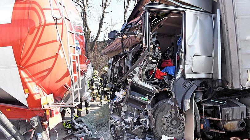 Das Führerhaus wurde komplett eingedrückt, der Fahrer schwer verletzt.