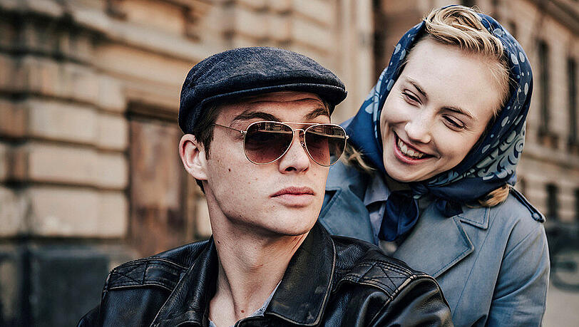 "Unsere wunderbaren Jahre": Ulla Wolf (Elisa Schlott) und Tommy Weidner (David Schütter) machen eine Motorrad-Tour "Unsere wunderbaren Jahre": Ulla Wolf (Elisa Schlott) und Tommy Weidner (David Schütter) machen eine Motorrad-Tour
