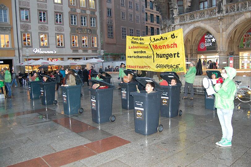 In 13 Mülltonnen protestierte die Greenpeace-Jugend auf dem Marienplatz.