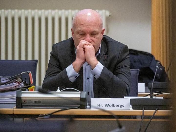 Joachim Wolbergs, suspendierter Oberbürgermeister von Regensburg, sitzt im Verhandlungssaal. (Archivbild)