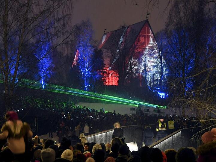 Espoo ist die erste Stadt in Finnland, die das traditionelle Feuerwerk durch eine Lasershow ersetzt.
