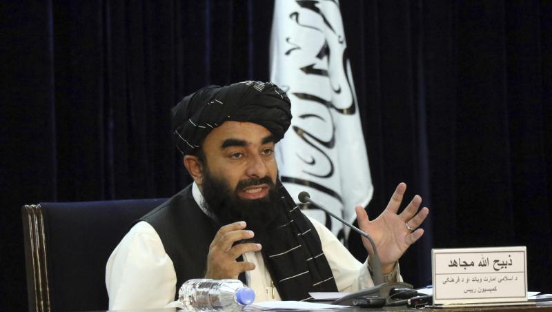 Sabiullah Mudschahid, Sprecher der Taliban, spricht während einer Pressekonferenz.