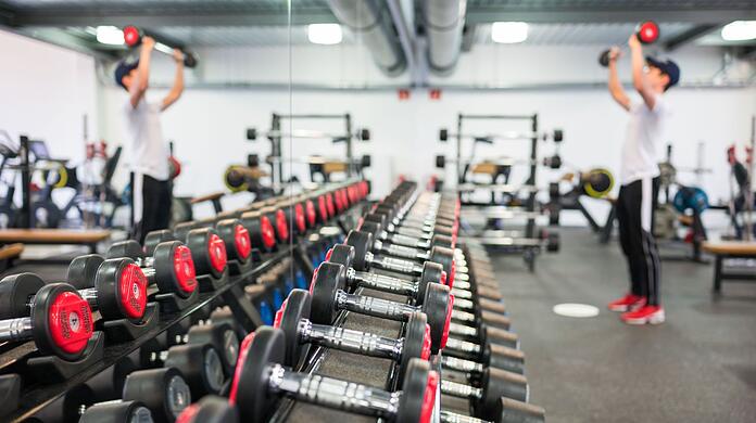 Wie sich das Fenster im Fitnessstudio aus der Verankerung lösen konnte, ist noch unklar. (Symbolbild)