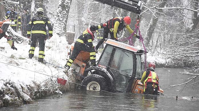 Die Feuerwehr konnte den Schneepflug schließlich bergen.