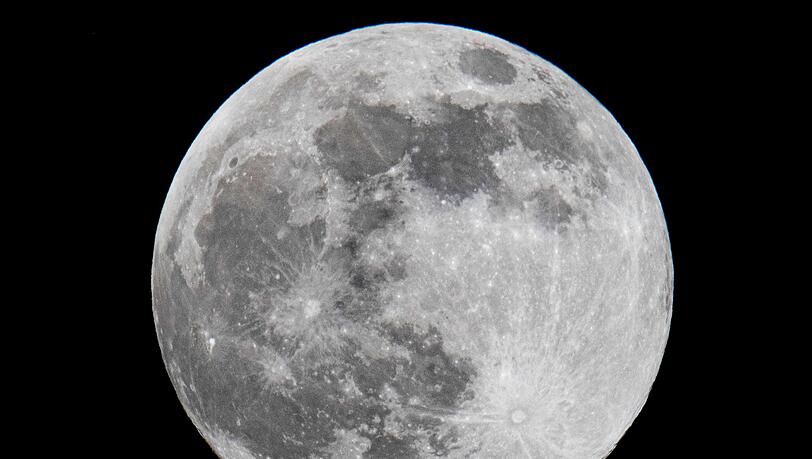 Viele Menschen haben das Gefühl, der Vollmond würde ihren Schlaf beeinflussen. Was ist dran an diesem Mythos und wann ist der nächste Vollmond?