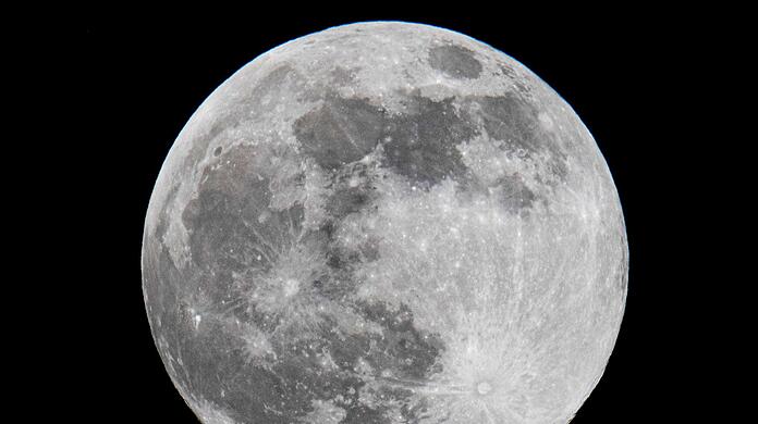 Viele Menschen haben das Gefühl, der Vollmond würde ihren Schlaf beeinflussen. Was ist dran an diesem Mythos und wann ist der nächste Vollmond?