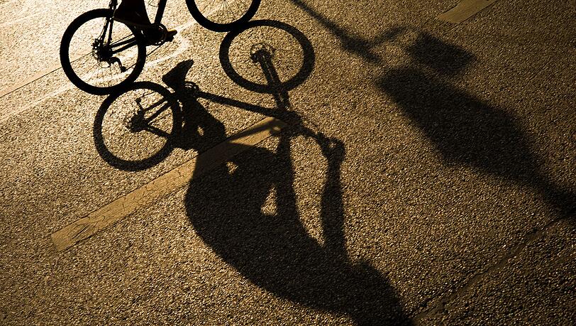 Für mehr Raum für Fahrradfahrer wollten Unbekannte scheinbar in Augsburg sorgen. (Symbolbild)