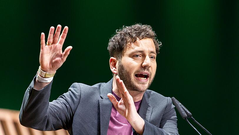 Für den Klimaschutz will der Grünen-Vorsitzende Felix Banaszak Wohlhabende zur Kasse bitten.