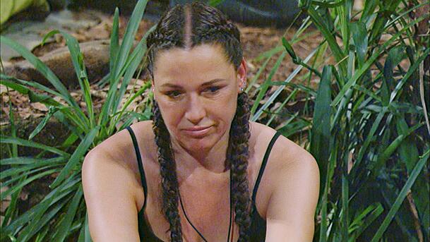 Im australischen Busch: Simone Ballack im hitzigen Austausch mit Nicole Belstler‑Boettcher.