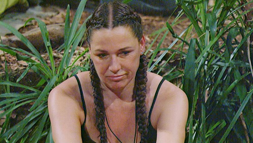 Im australischen Busch: Simone Ballack im hitzigen Austausch mit Nicole Belstler‑Boettcher.