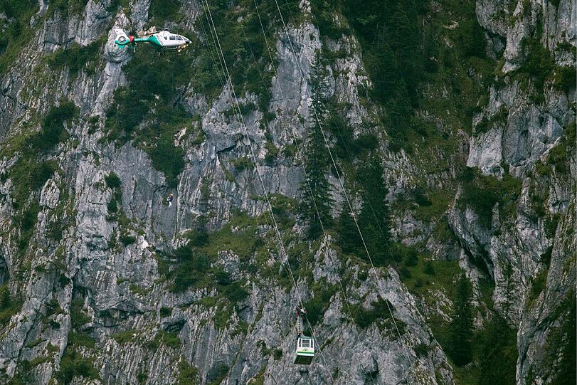 Horror-Nacht für einige Insassen einer Gondel in Schwangau. Nach einem Gleitschirm-Unfall mussten die Fahrgäste teils die Nacht in der Luft verbringen. Rettungskräfte konnten alle Menschen retten.