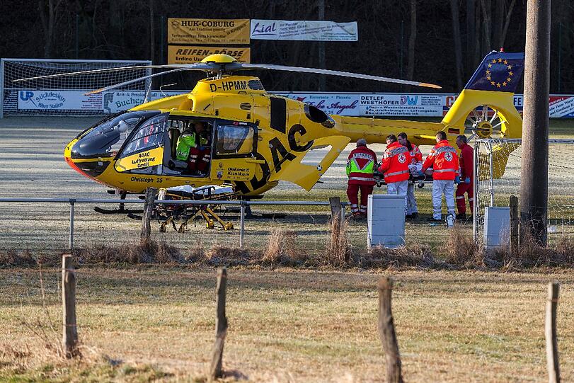 Die 40-jaehrige Freundin wurde mit schweren Kopfverletzungen von einem Rettungshubschrauber in ein Krankenhaus nach Siegen gebracht