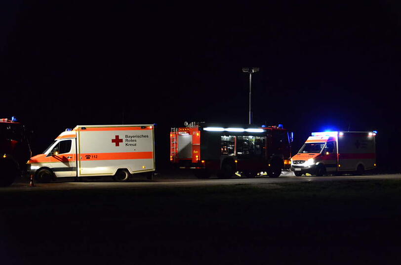 Beim Überholen kommt ein Zafira von der Fahrbahn ab und überschlägt sich mehrmals. Der Fahrer und seine beiden Kinder (6 und 12) werden mittelschwer verletzt.