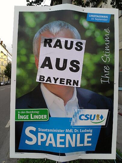 Schon klar, was der schelmische Umgestalter dieser Wahlwerbung sich dachte, als er Ludwig Spaenle überklebte: &bdquo;Es wird ja wohl noch erlaubt sein, ein Seehofer-Zitat auf dem Plakat eines CSUlers anzubringen, oder?&ldquo; Schließlich war es der oberste Christsoziale selbst, der über WDR-Journalisten sagte: &bdquo;Die müssen raus aus Bayern.&ldquo; Ja mei, wie man in den Wald hineinruft...