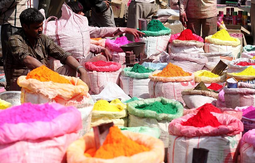 In Neu Delhi verkaufen indische Händler  das sogenannte farbintensive sogenannte Gulal Pulver.