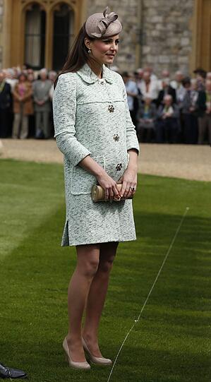 Als Kate 2013 mit George schwanger war, trug sie diesen pistaziengrünen Mantel von Mulberry für 2.660 Euro.