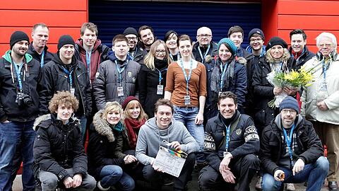 Die Teitelbaum-Filmcrew vor den Langerhallen "My Place" in Fürstenried-Forstenried.