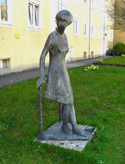 Die Wartende aus der Waldfriedhofstraße