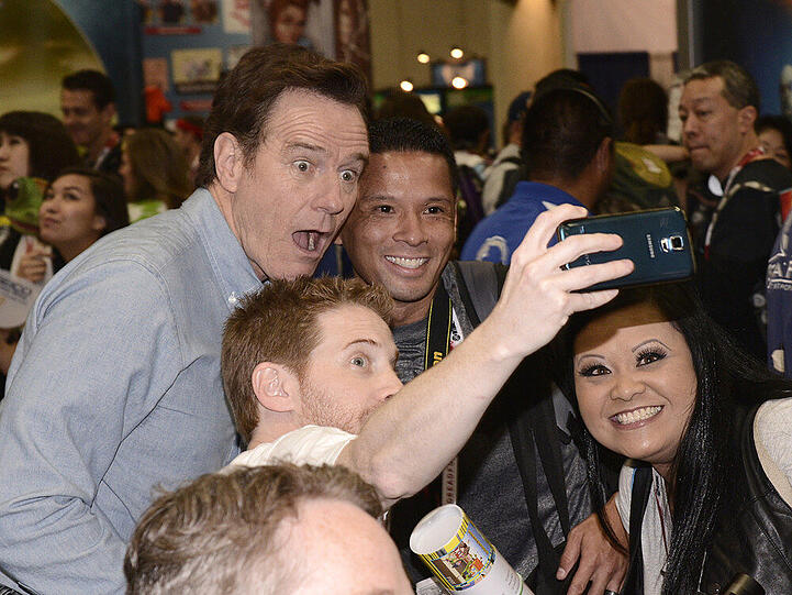 Stoff für ein gutes "beme"-Video: Hollywood-Star Bryan Cranston beim Selfie mit Fans