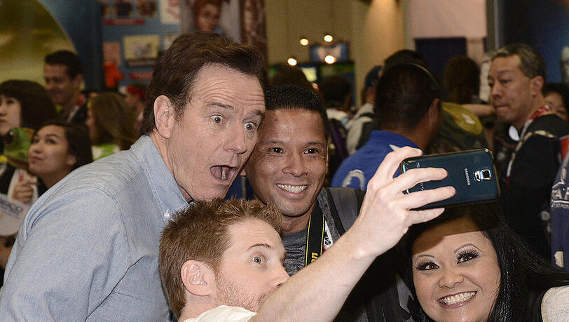 Stoff für ein gutes "beme"-Video: Hollywood-Star Bryan Cranston beim Selfie mit Fans Stoff für ein gutes "beme"-Video: Hollywood-Star Bryan Cranston beim Selfie mit Fans
