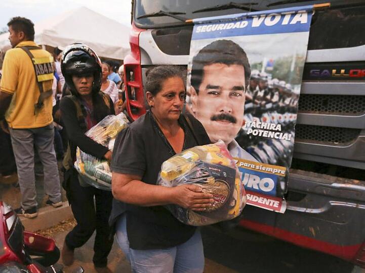 Präsident Maduro bezeichnet von der Opposition als notwendig erachtete Hilfslieferungen als politische "Show" - seine Regierung verteilt allerdings selbst Lebensmittel an Bedürftige.