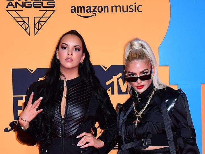 Die Rapperinnen Juju (l) und Loredana bei den MTV Europe Music Awards 2019.