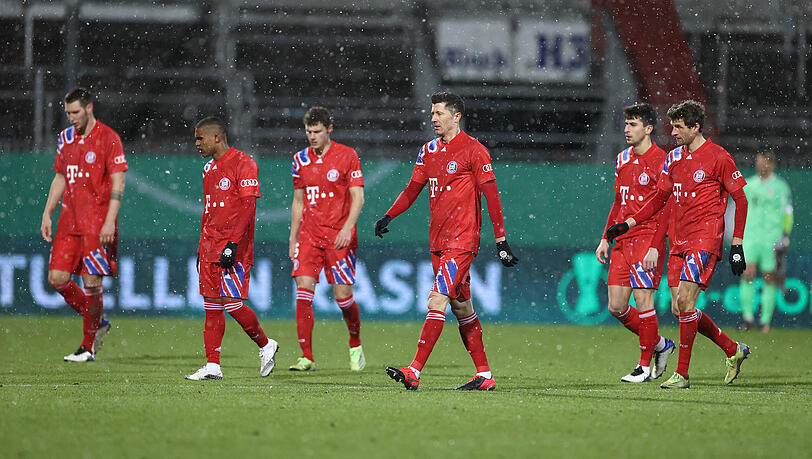 Der FC Bayern scheitert sensationell im DFB-Pokal an Holstein.