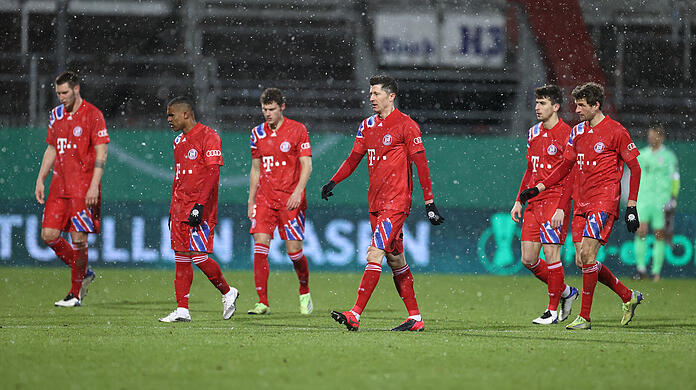 Der FC Bayern scheitert sensationell im DFB-Pokal an Holstein.