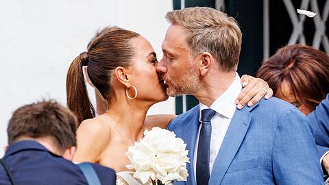 Bundesfinanzminister Christian Lindner und seine Franca geben sich einen Schmatzer.