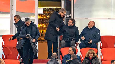 Jan-Christian Dreesen, der Vorstandsvorsitzende des FC Bayern, begrüßt Bundestrainer Julian Nagelsmann auf der Tribüne der Allianz Arena.
