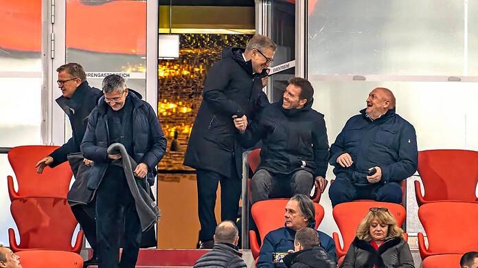 Jan-Christian Dreesen, der Vorstandsvorsitzende des FC Bayern, begrüßt Bundestrainer Julian Nagelsmann auf der Tribüne der Allianz Arena.