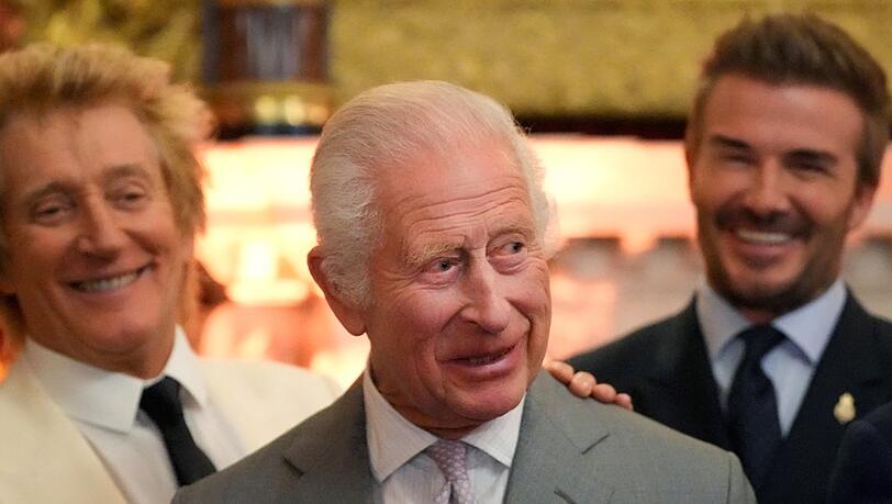 Verstehen sich sichtlich gut: Bei den King's Foundation Awards in London zeigte sich König Charles III. mit seinen prominenten Botschafter Rod Stewart (l.) und David Beckham (r.) sehr vertraut.
