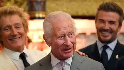 Verstehen sich sichtlich gut: Bei den King's Foundation Awards in London zeigte sich König Charles III. mit seinen prominenten Botschafter Rod Stewart (l.) und David Beckham (r.) sehr vertraut.