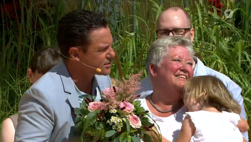Stefan Mross überreicht Hebamme Monika einen Blumenstrauß. Stefan Mross überreicht Hebamme Monika einen Blumenstrauß.