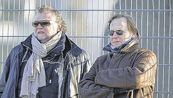 Die Sonnebrillen kommen auch bei klirrender Kälte nicht ab: Anton Schrobenhauser und Engelbert Kupka beobachten das erste Testspiel Hachings in diesem Winter. Die Sonnebrillen kommen auch bei klirrender Kälte nicht ab: Anton Schrobenhauser und Engelbert Kupka beobachten das erste Testspiel Hachings in diesem Winter.