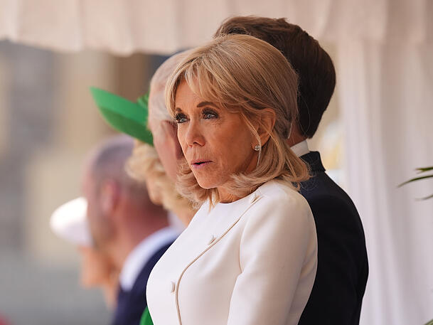 Brigitte Macron wurde wegen ihres Alters von der Altneihauser Feierwehrkapell&rsquo;n verspottet.