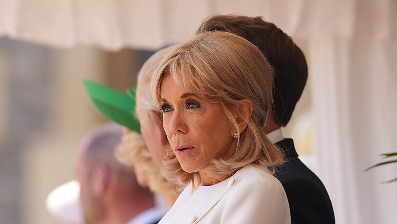 Brigitte Macron wurde wegen ihres Alters von der Altneihauser Feierwehrkapell&rsquo;n verspottet.