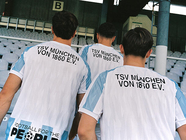 Auf dem oberen R&uuml;cken ist der Name des Vereins zu lesen, am unteren Saum der Slogan "Football for the People", der durch eine au&szlig;ergew&ouml;hnliche Crowdfunding-Aktion der L&ouml;wen-Fans erm&ouml;glicht wurde.