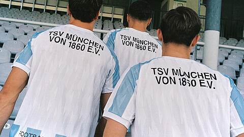 Auf dem oberen R&uuml;cken ist der Name des Vereins zu lesen, am unteren Saum der Slogan "Football for the People", der durch eine au&szlig;ergew&ouml;hnliche Crowdfunding-Aktion der L&ouml;wen-Fans erm&ouml;glicht wurde.