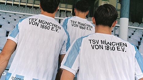 Auf dem oberen R&uuml;cken ist der Name des Vereins zu lesen, am unteren Saum der Slogan "Football for the People", der durch eine au&szlig;ergew&ouml;hnliche Crowdfunding-Aktion der L&ouml;wen-Fans erm&ouml;glicht wurde.