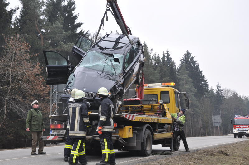 Aus bisher ungeklärten Umständen ist eine Fahrerin mit ihrem Auto von der Straße abgekommen. Der Wagen hat sich überschlagen und ist im Graben gelandet. Die Fahrerin wurde mit Verletzungen in eine nahegelegenes Krankenhaus gebracht.