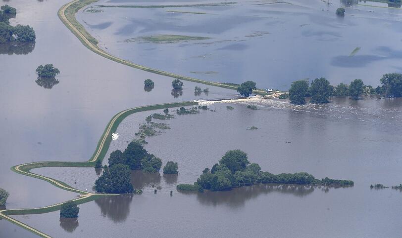 Deichbruch bei Fischbeck in Sachsen-Anhalt - Aktuelle Bilder vom Hochwasser