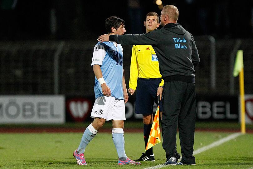 Maximilian Wittek wird von seinem Trainer Fröhling nach seinem Platzverweis getröstet.