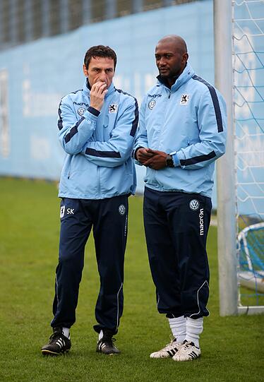 Auch der bisherige Co-Trainer Collin Benjamin, rechte Hand des geschassten Trainers Torsten Fröhling, durfte nach wie vor das Training der Löwen begleiten - und tauschte sich auf dem Platz angeregt mit Kmetsch aus.