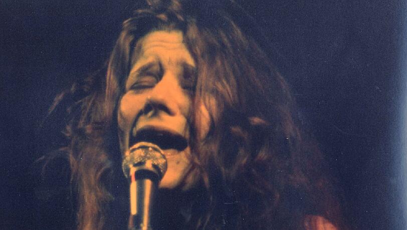 Frühe Demütigungen, permanente Unsicherheit – und Einsamkeit: Janis Joplin sang, schrie und weinte ihr Leben aus sich heraus. Frühe Demütigungen, permanente Unsicherheit – und Einsamkeit: Janis Joplin sang, schrie und weinte ihr Leben aus sich heraus.