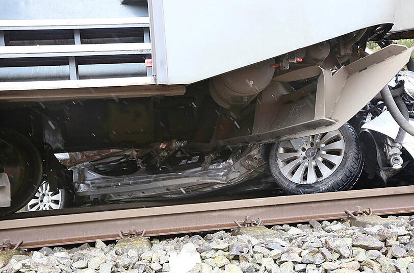 Bilder vom schweren Unfall bei Soyen: An einem unbeschrankten Bahnübergang kollidierte ein Auto mit einem Regionalzug.