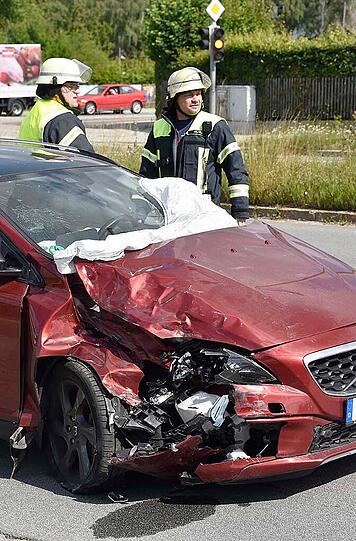 Bilder vom Verkehrsunfall in Haar. Das Auto wurde schwer beschädigt, das Kind auf der Rückbank glücklicherweise nur leicht verletzt.