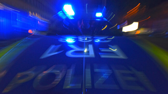 Nach einer riskanten Verfolgungsjagd konnte die Polizei den VW-Fahrer schließlich stoppen. (Symbolbild)