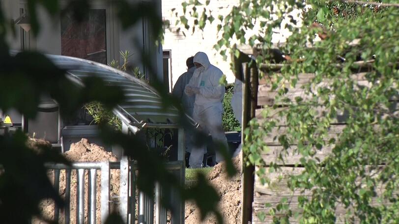 Regierungspräsident Walter Lübcke soll tot auf der Terrasse seines Hauses gefunden worden sein. Polizisten durchkämmten die Umgebung des Anwesens und dessen Garten in Wolfhagen.
